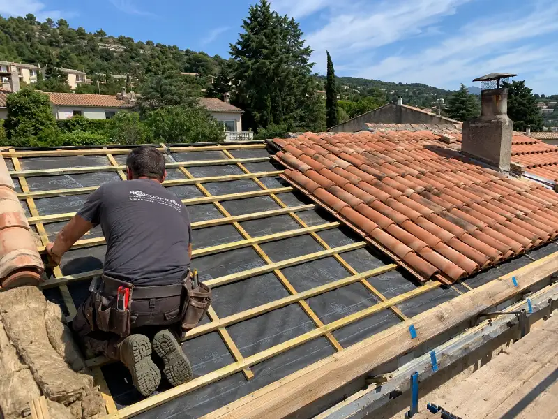 Pose d'un écran de sous-toiture et de liteaux neufs lors d'une rénovation