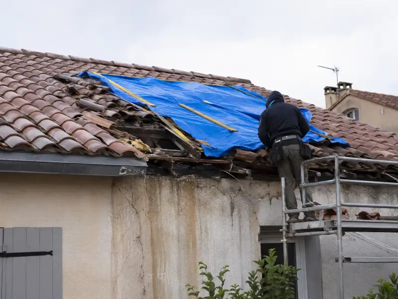 Mise hors d'eau d'une toiture par bâchage d'urgence dans le Gard