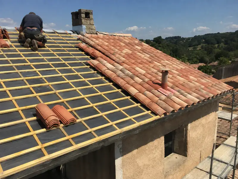 Toiture en cours de réfection dans une commune du Gard